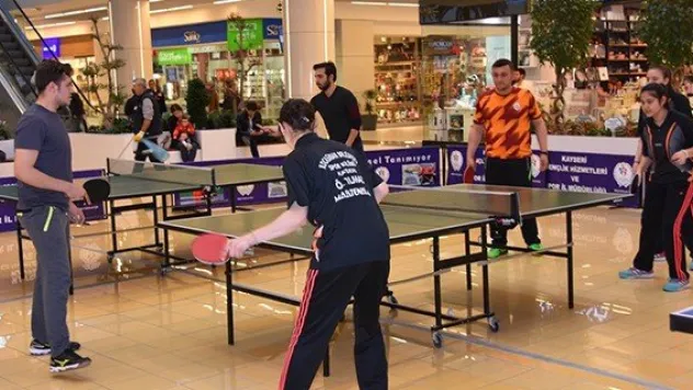 Türkiye Şampiyonu Özge Yılmaz, masa tenisi şovu yaptı