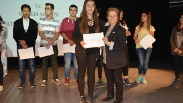 Başarılı tiyatro kursiyerlerine sertifikaları verildi