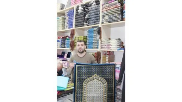 Namaz öğreten seccadelere ilgi arttı