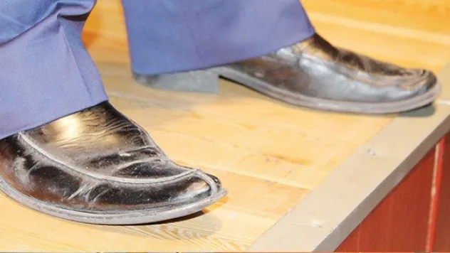 Sahneye iki farklı ayakkabı ile çıktı