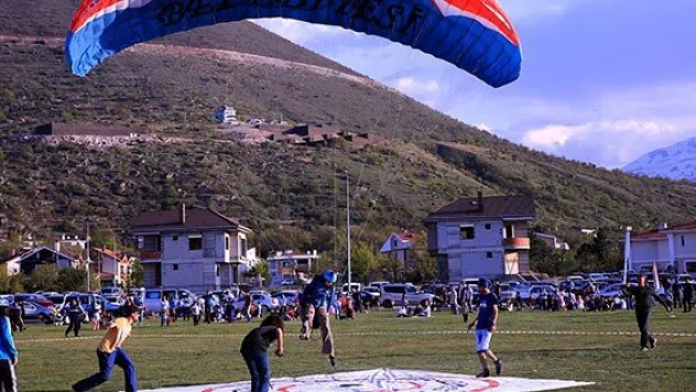 Talas semaları yamaç paraşütü ile renklendi