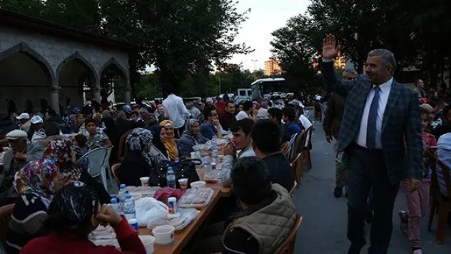Başkan Çelik iftarını 5 bin kişiyle birlikte açtı