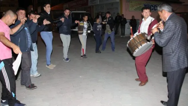 Davullu zurnalı &quotsahur halayı&quot