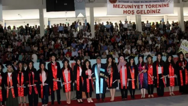 ERÜ İİBF Fakültesi 35. Dönem mezunlarını verdi