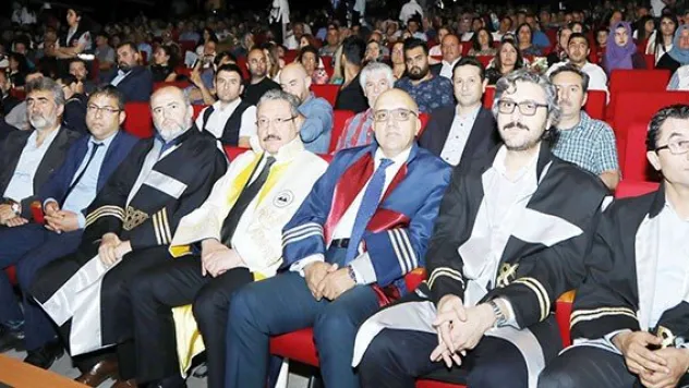 ERÜ İletişim yeni mezunlarını verdi