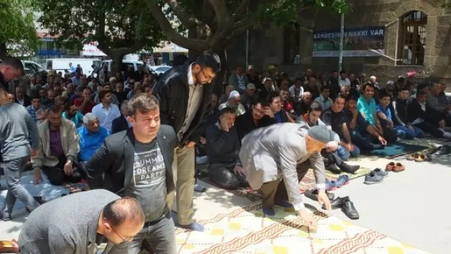 İlk Cuma'da cemaat sokaklara taştı