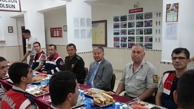 Kaymakam Duru, askerlerle iftar açtı