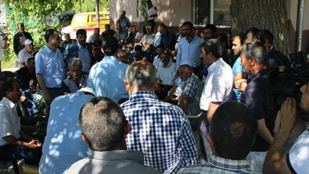 Ruhsatsız hayvan pazarına alınmayan besiciler yol kapatmaya çalıştı