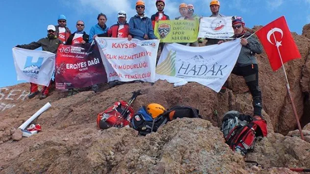15 Temmuz anısına zirvede bayrak açtılar