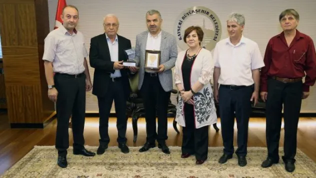 Çerkeslerden Başkan Çelik'e takdir ve plaket