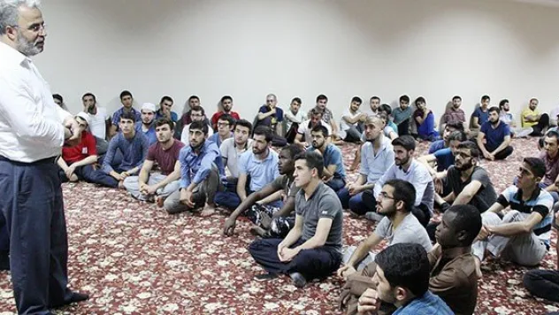 Farklılıkları körüklüyen şeytana hizmet eder