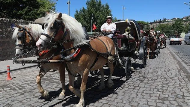 Filistinli milli sporcular faytonla Talas'ı gezdi