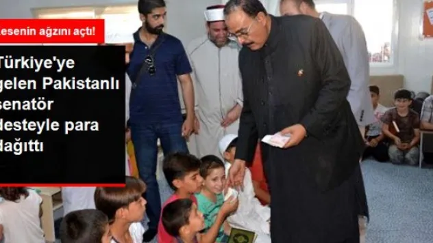 Kahramanmaraş'a gelen Pakistanlı senatör, Suriyeli çocuklara desteyle para dağıttı