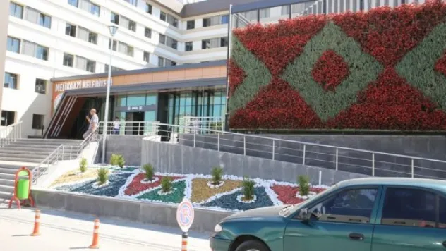 Melikgazi Belediyesi'nden duvarlara çiçek panosu