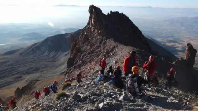 30 dağcı 30 Ağustos Zafer Bayramı anısına Erciyes'in zirvesinde