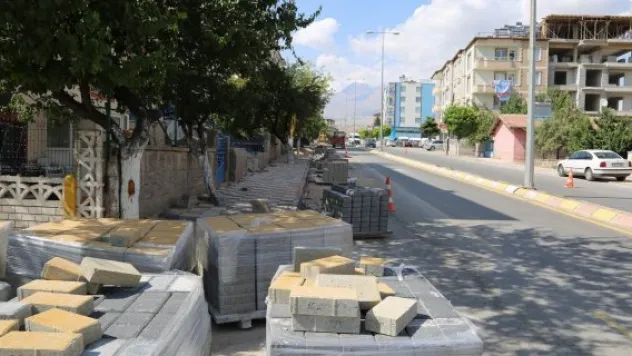 Aşık Seyrani Caddesinde yaya yolu çalışmaları devam ediyor