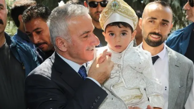 Vali Kamçı sünnet törenine katıldı