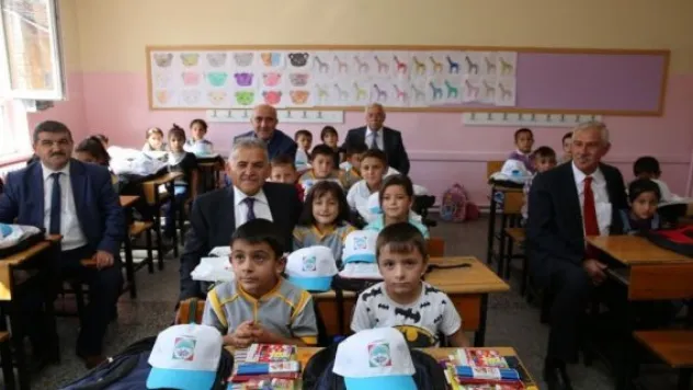 Melikgazi'den okullara kırtasiye ve çanta yardımı