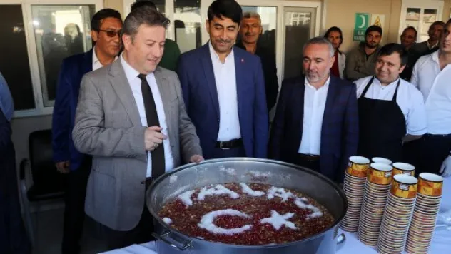 Başkan Palancıoğlu işçilere aşure dağıttı