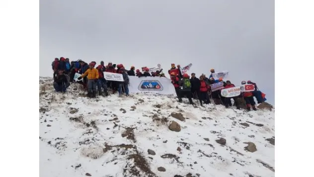 Cumhuriyet'in 94. yılını Erciyes'in zirvesinde kutladılar