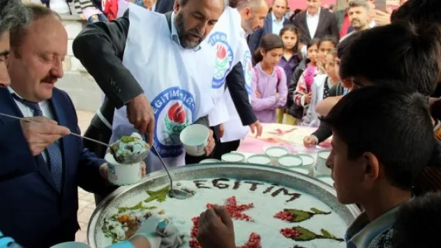 Eğitim Bir-Sen'den  aşure ikramı