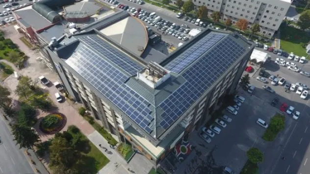 Elektriğini güneşten alan belediye binası