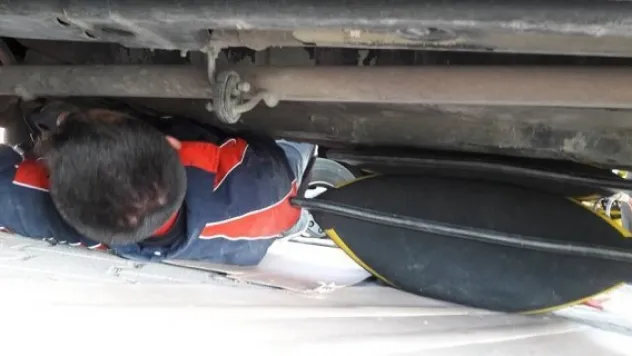 Sıkışan kediyi itfaiye ekipleri kurtardı