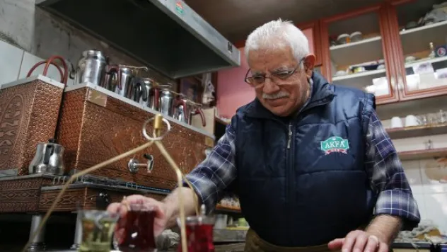 Tarihi çarşının 66 yıllık çaycısı