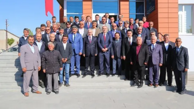 Vali Kamçı Sarıoğlan'da muhtarlarla bir araya geldi