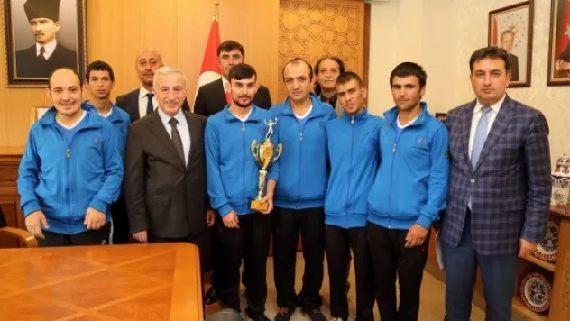 Vali Kamçı'dan engelli sporculara ödül