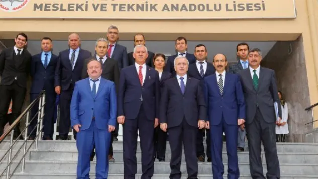 Vali Kamçı'dan okul ziyareti