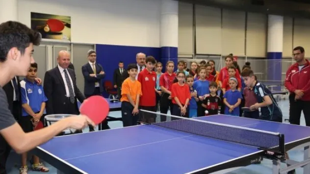 Başkan Çolakbayrakdar masa tenisi oynadı