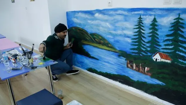 Cezasını resim yaparak çekiyor