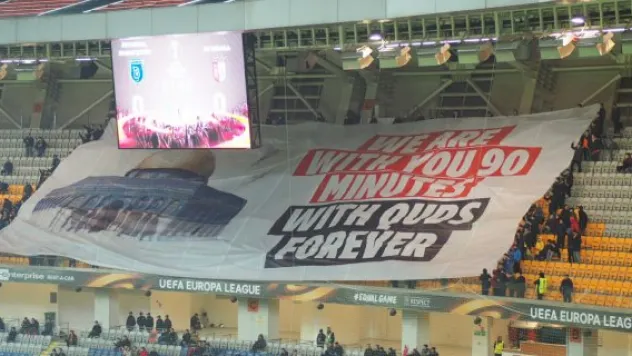 Gençler Kudüs için tribünde bayrak açtı