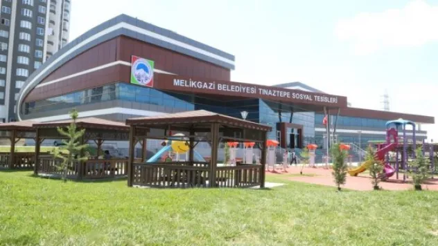 Melikgazi'nin yüzme havuzu 365 gün hizmet veriyor