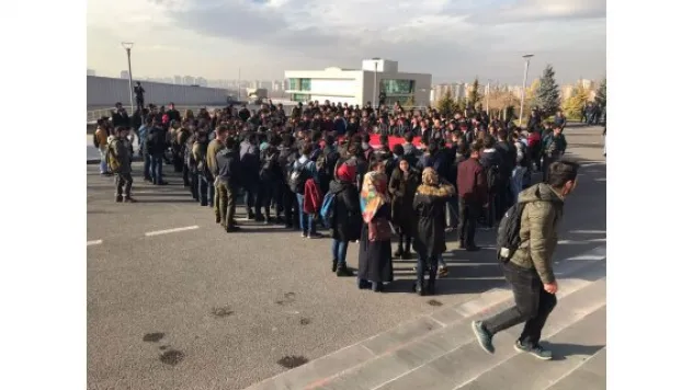 Üniversite öğrencileri şehitleri andı