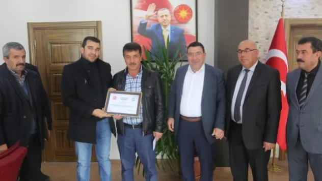 Develi'de emekli olan işçilere plaket