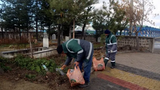 Develi'de mezarlıklarda temizlik çalışmaları ediyor