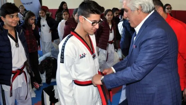 'İpeksi Dokunuş ile Sokaktan Madalyaya Uzanan Eller&quot projesi