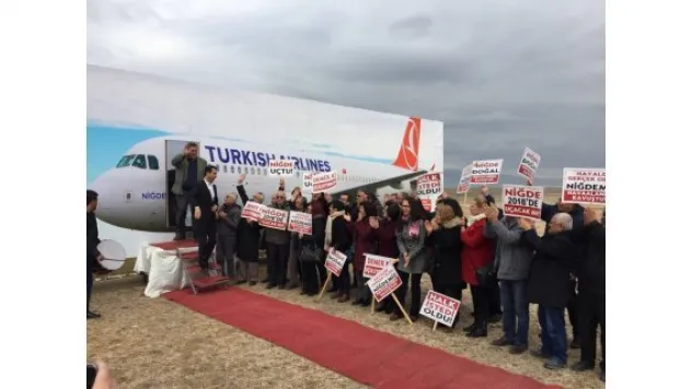 Niğde'de CHP'lilerden havaalanı tepkisi