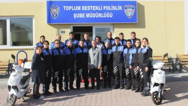 Polisten öğrencilere karne hediyesi