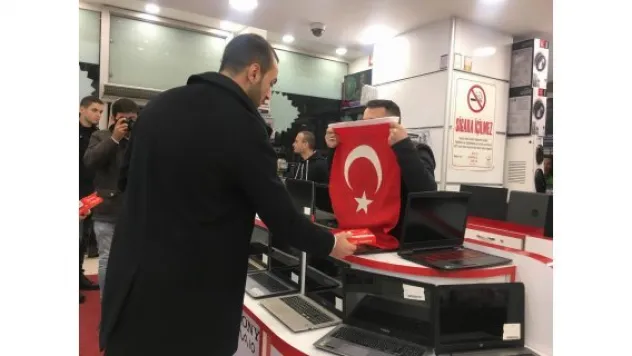 Ülkü Ocakları'ndan esnafa Türk bayrağı