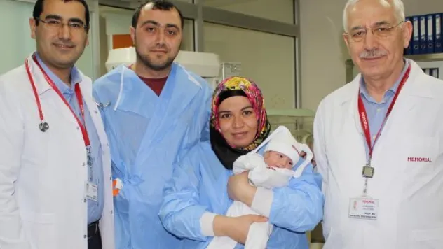Ameliyatla hayata dönen bebeğe doktorlarının adı verildi 