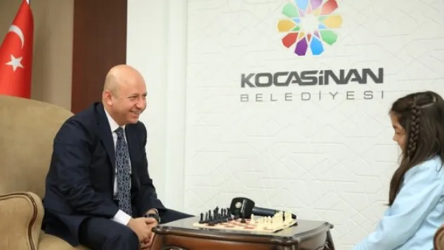 Başkan Çolakbayrakdar, minik sporcuyla satranç oynadı