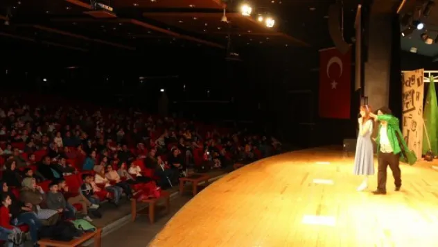 Büyükşehir tiyatroseverleri unutmadı