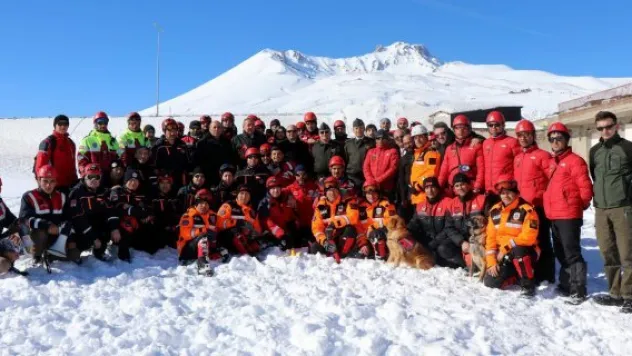 Erciyes'te nefes kesen çığ tatbikatı 