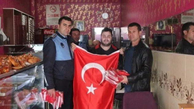Pınarbaşı'da esnafa Türk Bayrağı
