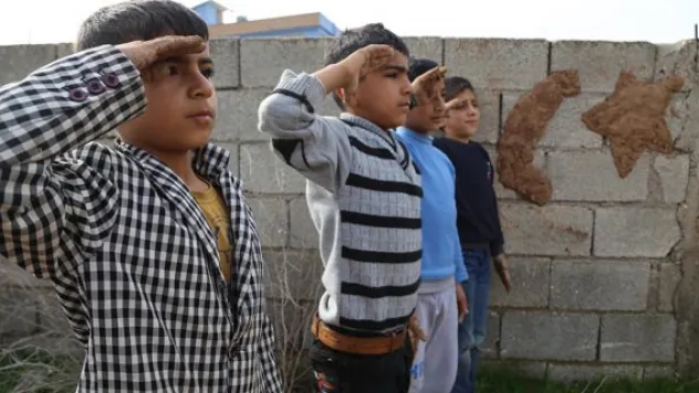 Sınırdaki minik yüreklerin bayrak sevgisi