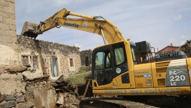 Develi metruk evlerden temizleniyor