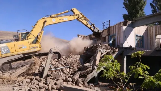 Develi'de metruk evler temizleniyor